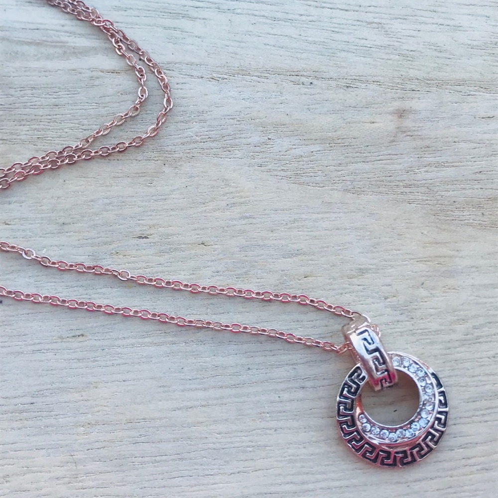 Circular Imitated Diamond Pendant Necklace